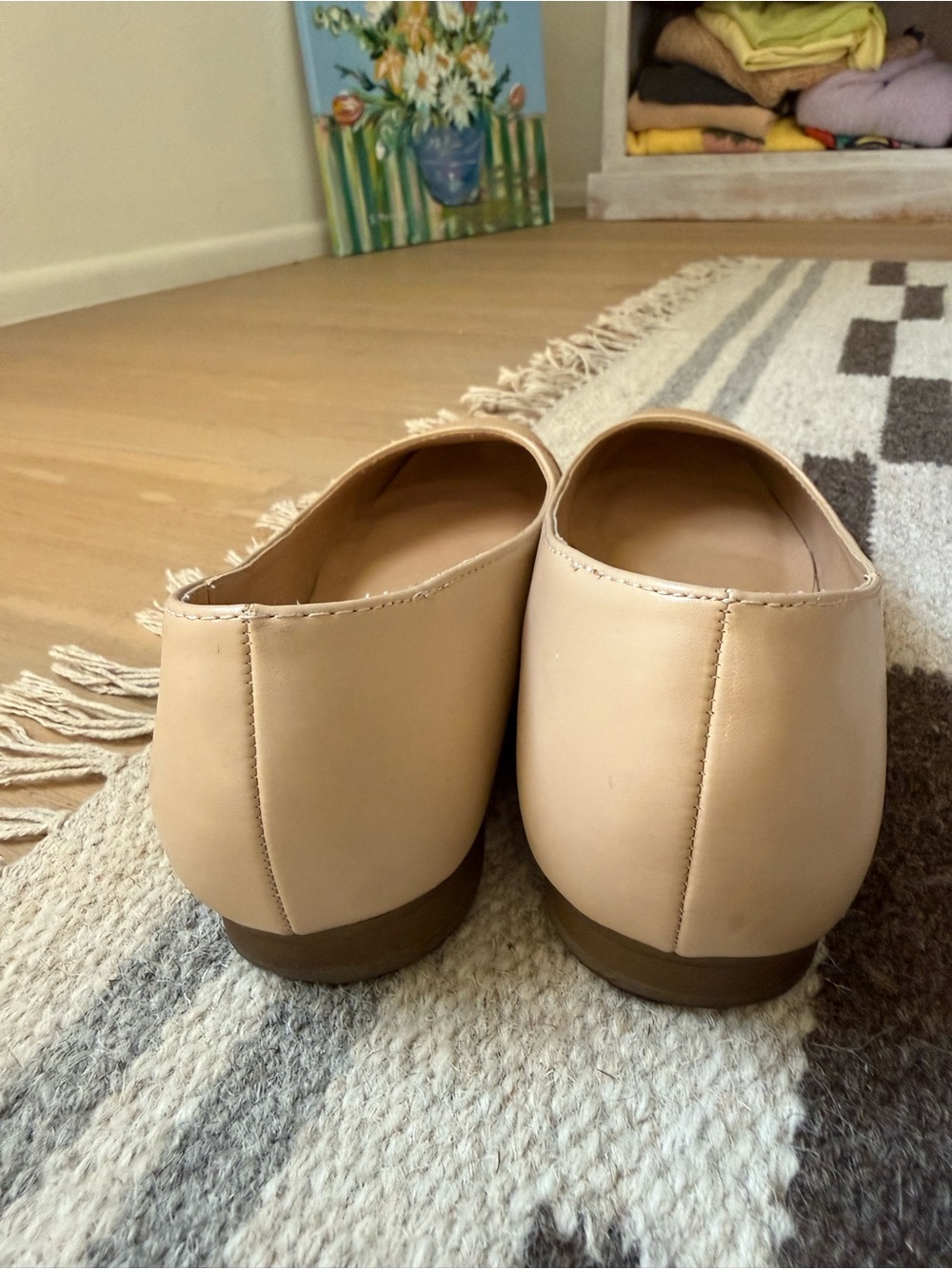 Cliffs by WHITE MOUNTAIN Women's Nude Scallop Detail Ballet Flats - Picture 4 of 10